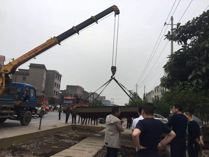 河州105國(guó)道旁3家地磅被湖南河洲街辦聯(lián)合市公路局依法撤除