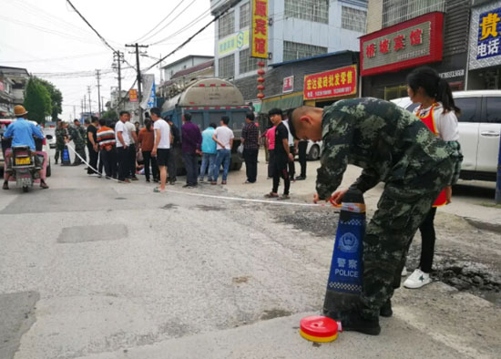 橋坡地磅站一貨車(chē)過(guò)磅時(shí)撞倒老人并卷入車(chē)底