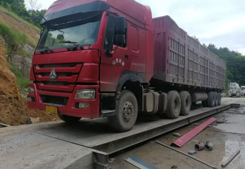 圖為超載車過(guò)磅現(xiàn)場(chǎng)