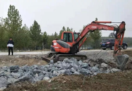 蒙城縣古路溝站河道堤頂違建地磅被依法拆除